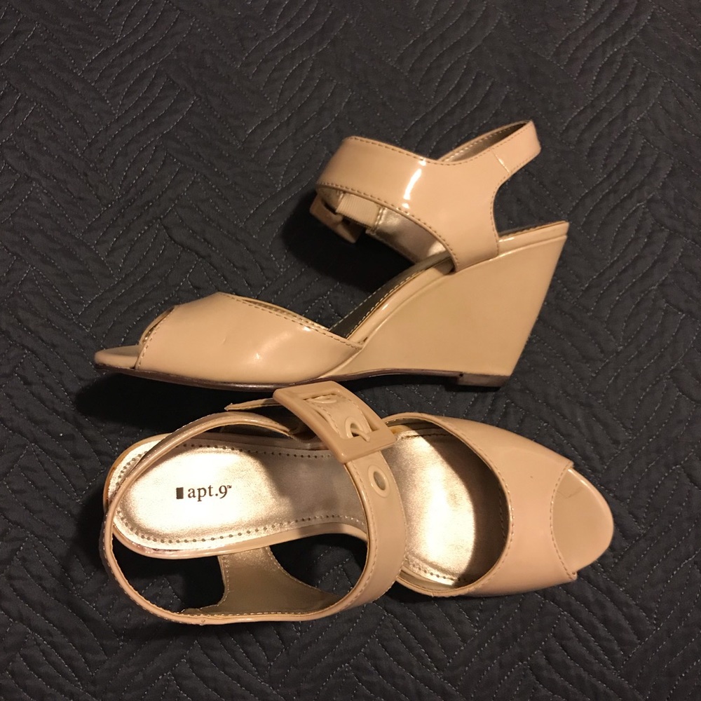 Open toe tan patent leather wedges